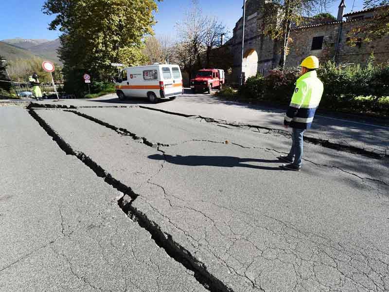 地震是earthquake，餘震的英文怎麼說？